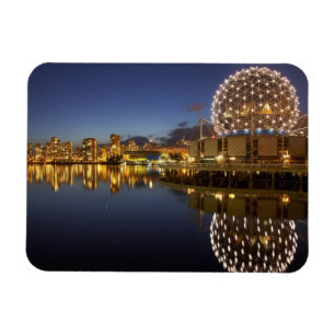 Magnet Flexible Science World et CBD reflété dans False Creek,