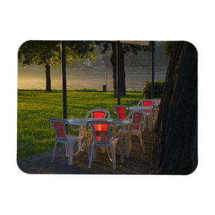 Magnet Flexible Table à manger et chaises au bord du Danube,