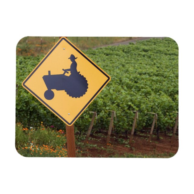 Magnet Flexible Un tracteur jaune qui traverse le vignoble (Horizontal)