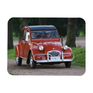 Magnet Flexible Une vieille voiture rouge Citroen 2CV avec une fem