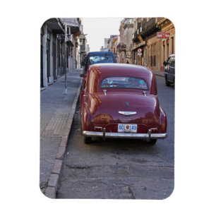 Magnet Flexible Une vieille voiture rouge classique Peugeot garée
