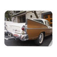 Une voiture classique Studebaker Silver Hawk garée