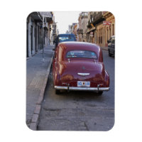 Une voiture Peugeot rouge classique ancienne garée