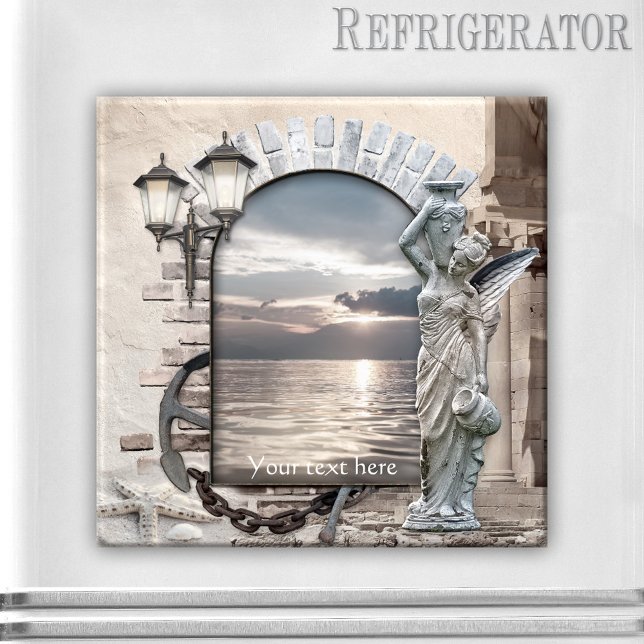 Magnet für klassische italienische Kunst (Italian nautical magnet featuring a coastal scene with Roman arch, angel and lantern)