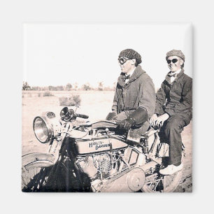 Magnet mit Männern auf Motorrad aus den 1920er Jah
