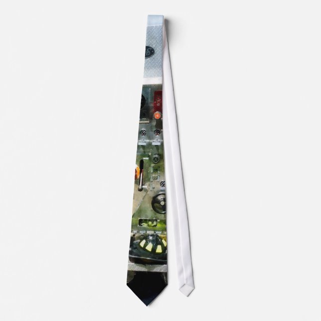 Magnete, Schläuche und ein Helm Krawatte (Vorderseite)