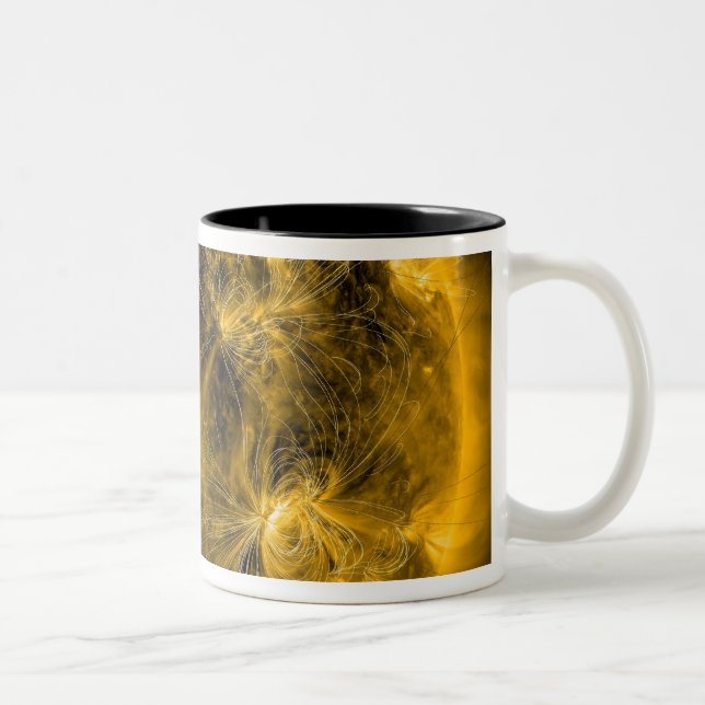 Magnetfeldlinien auf der Sonne Zweifarbige Tasse (Rechts)
