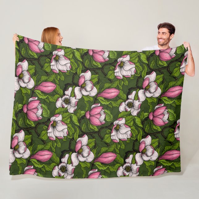 Magnolia en floraison sur une couverture polaire v (En situation)