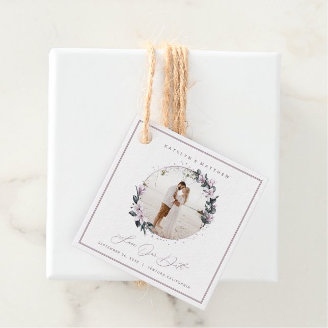 Magnolia Floral & Mauve Circle Foto Save The Date Geschenkanhänger (Beispiel)
