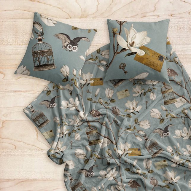 Magnolia Grove with Owls in Duck egg blue Fleecedecke (Von Creator hochgeladen)