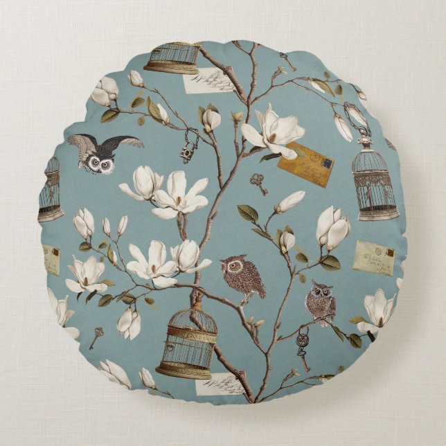 Magnolia Grove with Owls in Duck egg blue Rundes Kissen (Vorderseite)