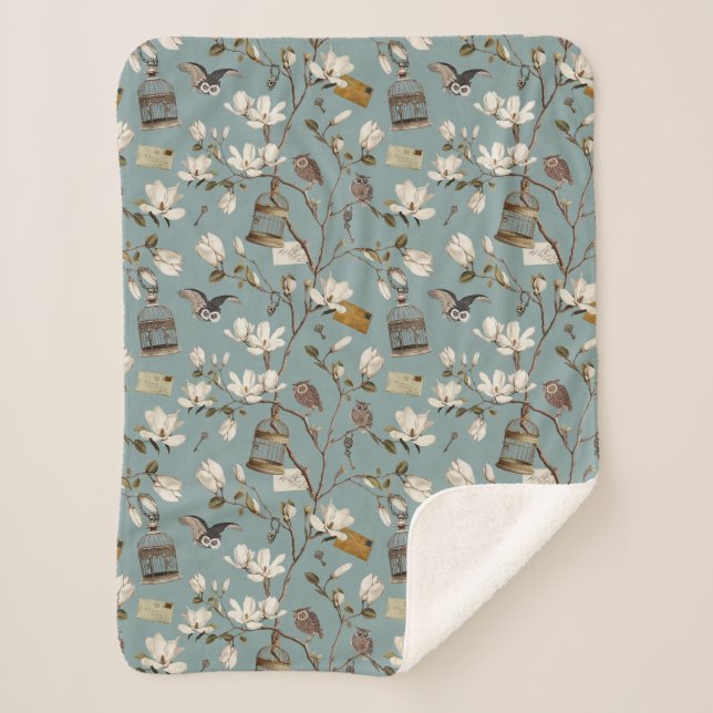 Magnolia Grove with Owls in Duck egg blue Sherpadecke (Vorderseite)