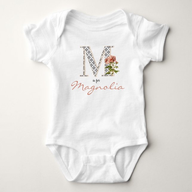 Magnolia Name Reveal Blumenbrief Girl Whimsical Baby Strampler (Vorderseite)
