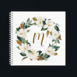 Magnolia Wreath Monogram Notizbuch<br><div class="desc">Watercolor Magnolia Wreath Monogram Notebook | Maßgeschneidertes Blumenkranz-Notizbuch mit Aquarellbildern wie Magnolien,  Pfannkuchen und Baumwollkranz. Das ist ein personalisiertes Geschenk für Brautmädchen,  Absolventen und vieles mehr.</div>