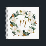 Magnolia Wreath Monogram Notizbuch<br><div class="desc">Watercolor Magnolia Wreath Monogram Notebook | Maßgeschneidertes Blumenkranz-Notizbuch mit Aquarellbildern wie Magnolien,  Pfannkuchen und Baumwollkranz. Das ist ein personalisiertes Geschenk für Brautmädchen,  Absolventen und vieles mehr.</div>
