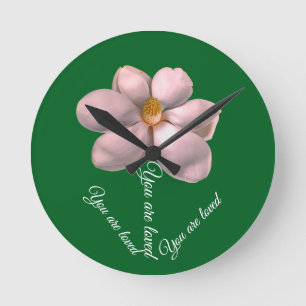 Magnolie. Du wirst geliebt Runde Wanduhr