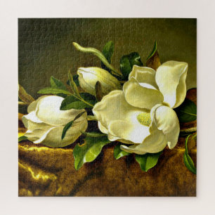 Magnolien auf goldenem Samttuch