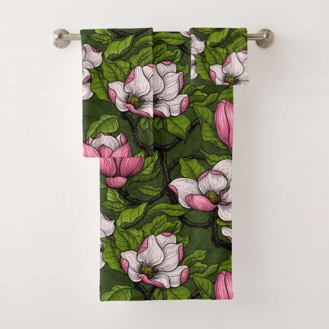Magnolien blühen auf dunkelgrün badhandtuch set (Insitu)