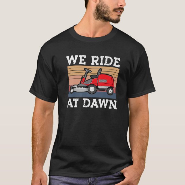Mähen von Vater Gard fahren wir bei Morgendämmerun T-Shirt (Vorderseite)