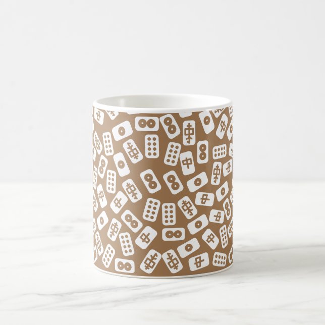 Mahjong-Fliesen-Muster weiß auf braun Kaffeetasse (Mittel)