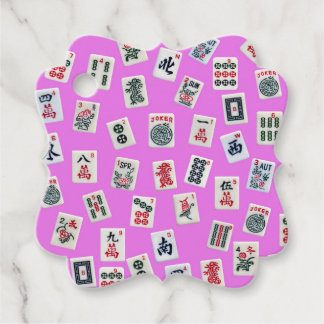 MahJong-Fliesen - Symbole und Muster auf rosa Geschenkanhänger