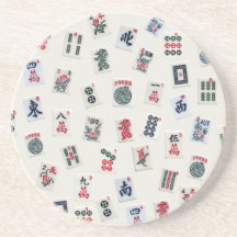 Mahjong Kacheln auf pastellfarbenem Abzeichen Sand