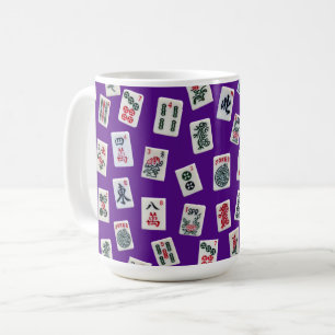 MahJong-Kacheln (Symbole) auf lila Kaffeetasse