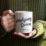 Mahjong Queen Personalisiert Name Funny Spaß Kaffeetasse<br><div class="desc">Feiern Sie Ihre Liebe für Mahjong mit dieser spielerischen "Mahjong Queen" Kaffeemaschine, die mit Ihrem Namen vollständig anpassbar ist! Egal ob Sie während eines Spiels Kaffee trinken oder einfach nur Ihre Mahjong-Fähigkeiten zeigen, diese Tasse ist perfekt für alle Mahjong-Liebhaber. Das lustige, humorvolle Design erklärt Ihren königlichen Status als Mahjong-Königin und...</div>