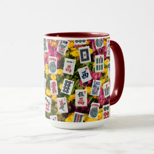 Mahjong-Symbole auf einem Wildblumenhintergrund Tasse