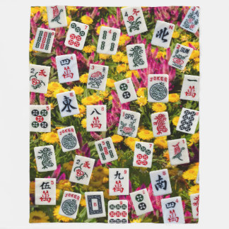 Mahjong-Symbole auf Wildblumen-Hintergrund Fleecedecke