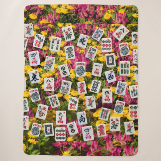 Mahjong-Symbole auf Wildblumen-Hintergrund Sherpadecke
