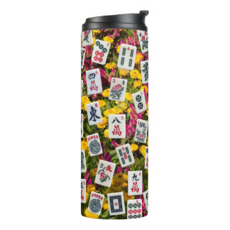 Mahjong symbols on wildflowers background thermosbecher
