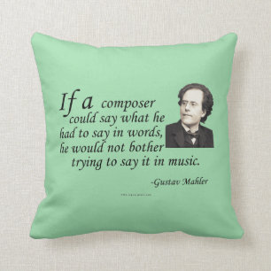 Mahler auf dem Verfassen Kissen