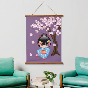 Maiko Kokeshi Puppe - Geisha-Mädchen im blauen Kim Wandteppich Mit Holzrahmen