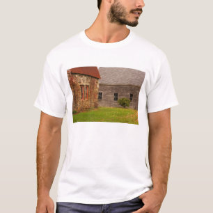 Maine, altes Steingebäude und Holzscheune in T-Shirt