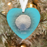 Maine Beach Sand Dollar Ornament<br><div class="desc">Maine Beach Ocean Sand Dollar Ornament. Erstellen Sie einen besonderen Keepake, indem Sie dieses Weihnachtsgeschenk mit Ihrem bevorzugten Maine Beach für die Suche nach Muscheln und Sand Dollars und fügen Sie das Datum. Dieses Design wurde mit einem hochauflösenden Foto eines natürlichen Sandpreises auf einer kleinen Sandinsel, umgeben von einem farbenfrohen...</div>