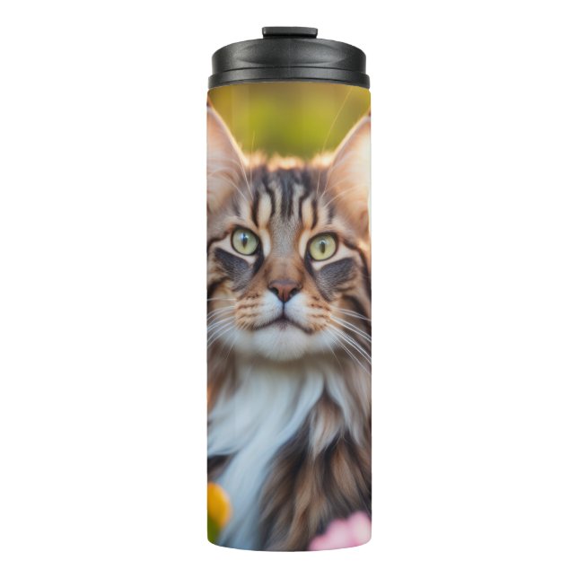 Maine Coon Cat in Blumenfeldern Thermosbecher (Vorderseite)
