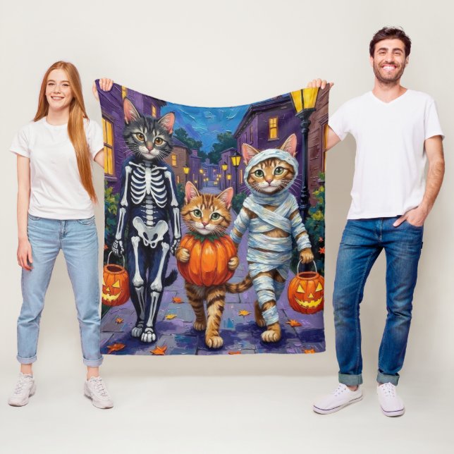 Maine Coon Cats Trick-or-Treating zu Halloween Fleecedecke (Beispiel)