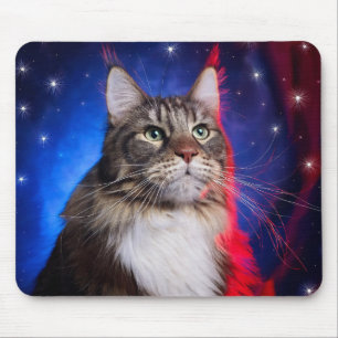 Maine Coon Katze mit roter weißer blauer Aura und Mousepad