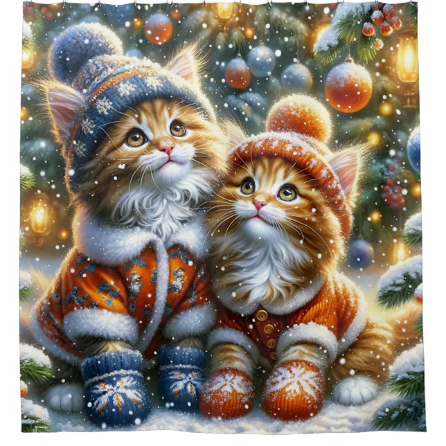 "Maine Coon Kittens’ Erster Weihnachtsschneefall" Duschvorhang (Vorderseite)