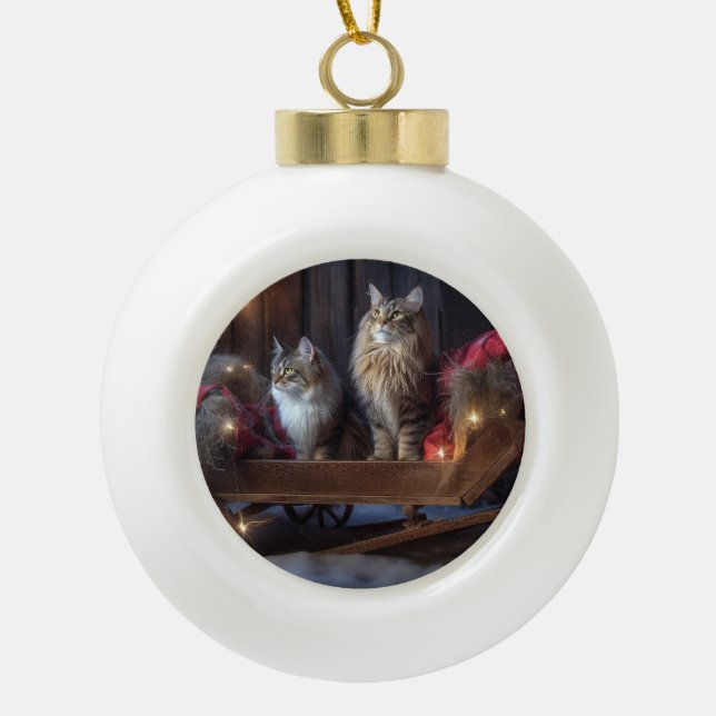Maine Coon Snowy Sleigh Weihnachtsdekor Keramik Kugel-Ornament (Vorderseite)