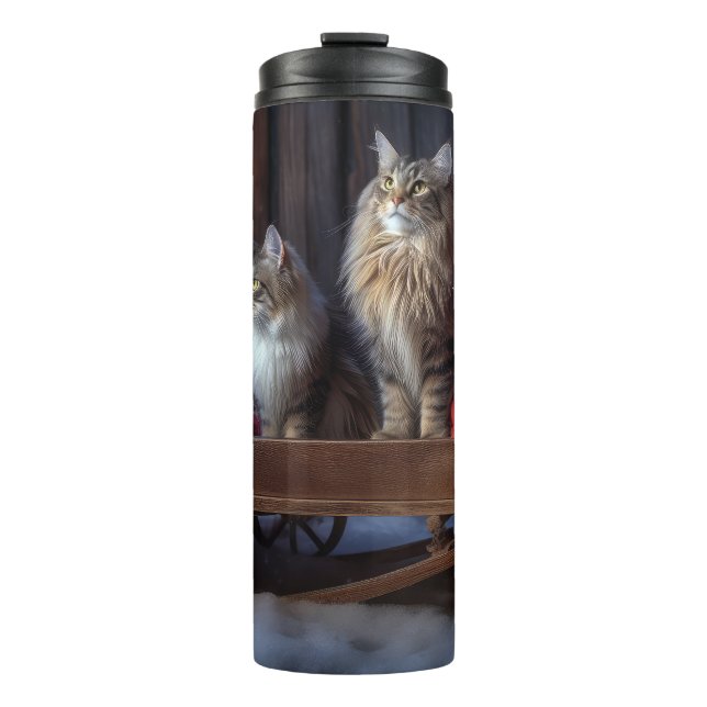 Maine Coon Snowy Sleigh Weihnachtsdekor Thermosbecher (Vorderseite)