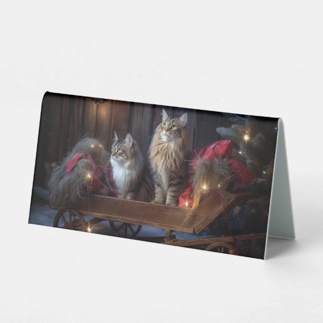 Maine Coon Snowy Sleigh Weihnachtsdekor Tischaufsteller (Vorderseite)
