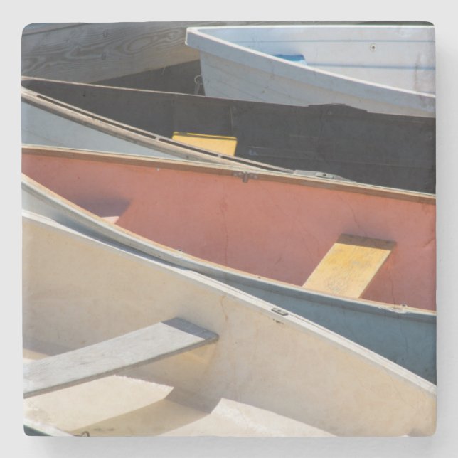 Maine, Rockland. Farbige Boote in Rockland Steinuntersetzer (Vorderseite)