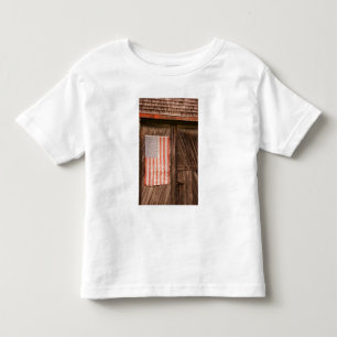 Maine, verblasste amerikanische Flagge an der Tür  Kleinkind T-shirt
