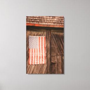 Maine, verblasste amerikanische Flagge an der Tür Leinwanddruck