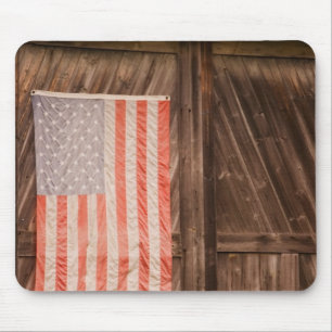 Maine, verblasste amerikanische Flagge an der Tür Mousepad