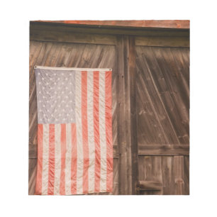 Maine, verblasste amerikanische Flagge an der Tür  Notizblock