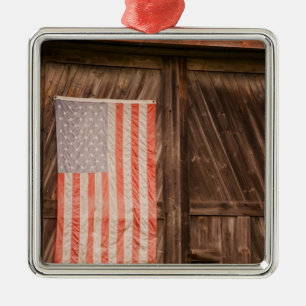 Maine, verblasste amerikanische Flagge an der Tür  Silbernes Ornament