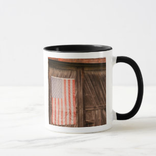 Maine, verblasste amerikanische Flagge an der Tür Tasse